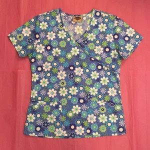 24/7 Floral Scrub Top Size Small